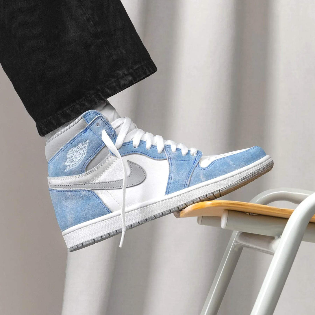 Air Jordan 1 Retro High OG 'Hyper Royal'- Streetwear Fashion - thesclo.com