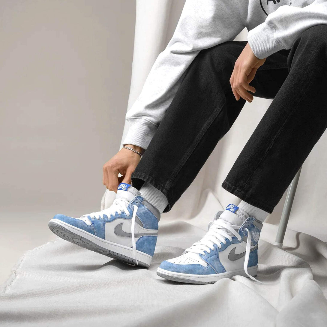 Air Jordan 1 Retro High OG 'Hyper Royal'- Streetwear Fashion - thesclo.com