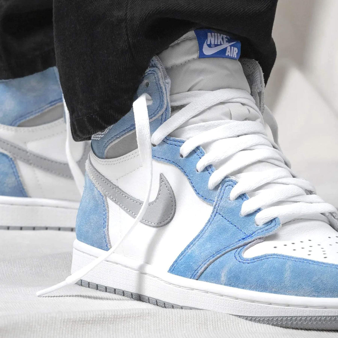 Air Jordan 1 Retro High OG 'Hyper Royal'- Streetwear Fashion - thesclo.com