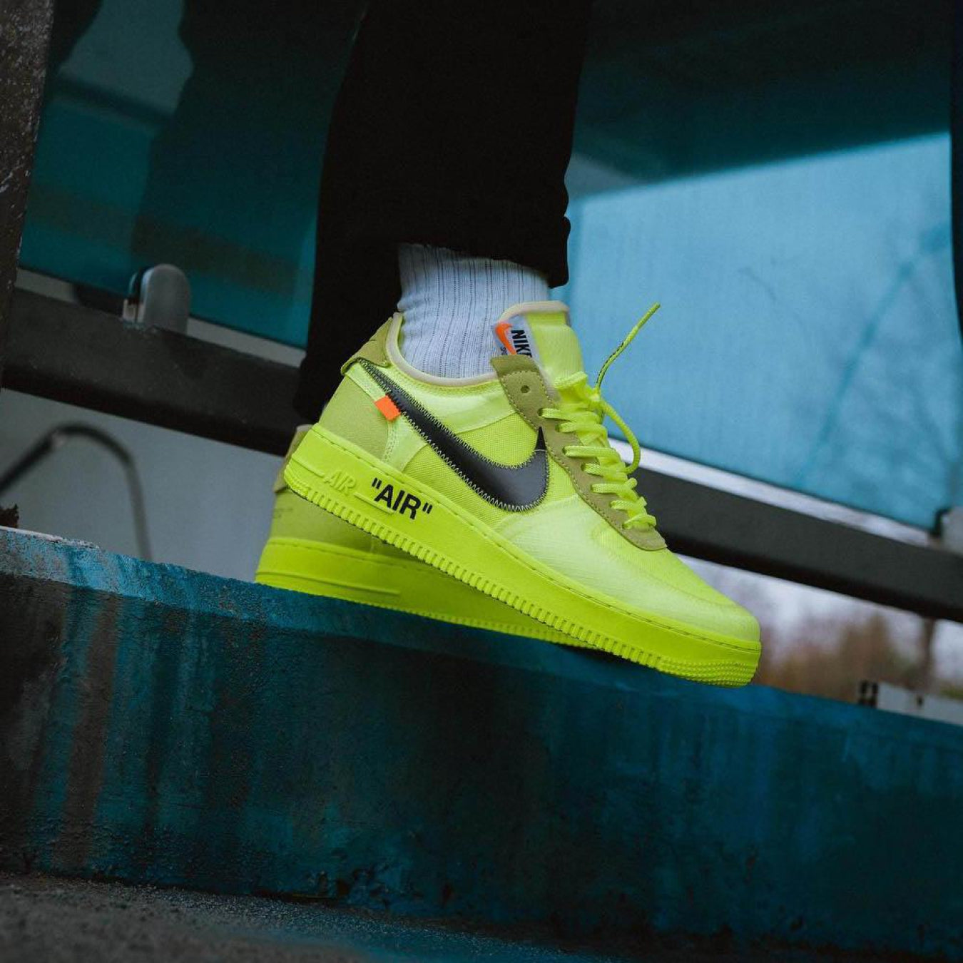 Off-White x Nike Air Force 1 Volt - Streetwear Fashion - thesclo.com