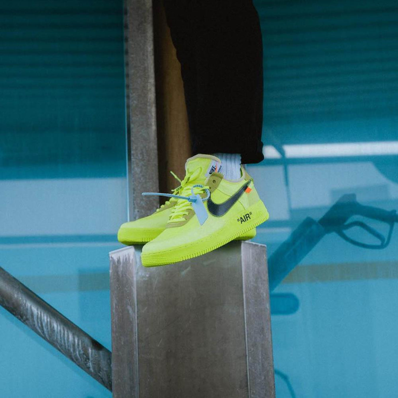 Off-White x Nike Air Force 1 Volt - Streetwear Fashion - thesclo.com